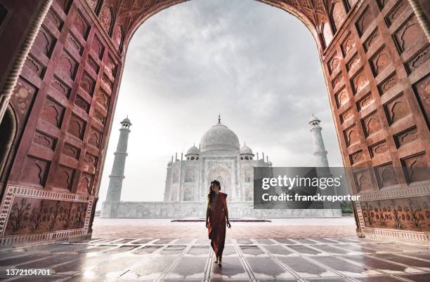 tourist in agra - indien - taj mahal stock-fotos und bilder