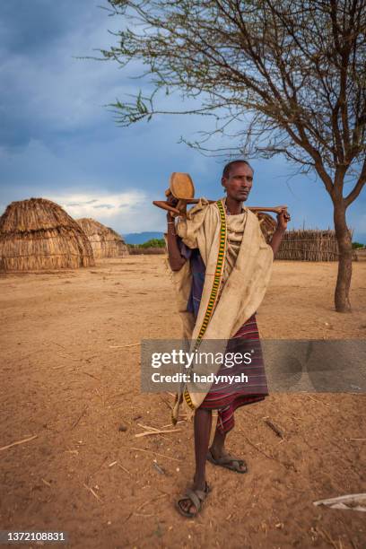 porträt des alten mannes aus dem stamm der erbore, äthiopien, afrika - ethiopia fotos stock-fotos und bilder