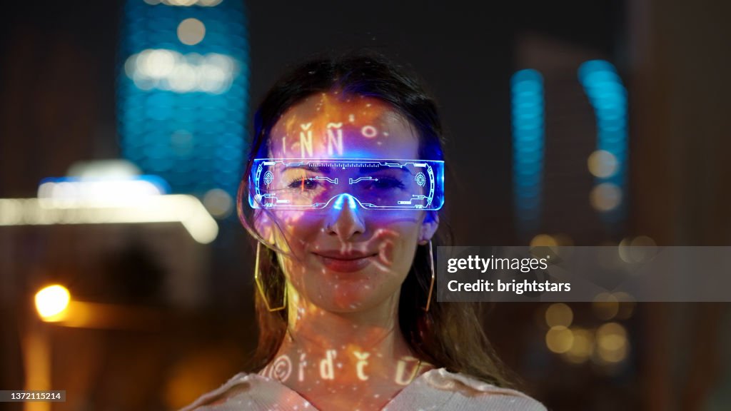 Junge Frau mit Augmented-Reality-Brille