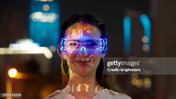 junge frau mit augmented-reality-brille - erweiterte realität stock-fotos und bilder