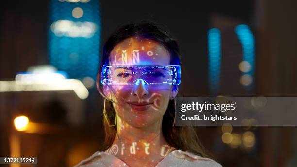 giovane donna che indossa occhiali per la realtà aumentata - realtà aumentata foto e immagini stock