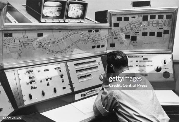 Control Room Signalling London Traffic Control Centre Photos and Premium High Res Pictures ...