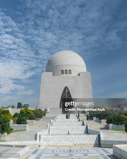 picture of mausoleum of quaid-e-azam, famous landmark of karachi pakistan - pakistan monument fotografías e imágenes de stock