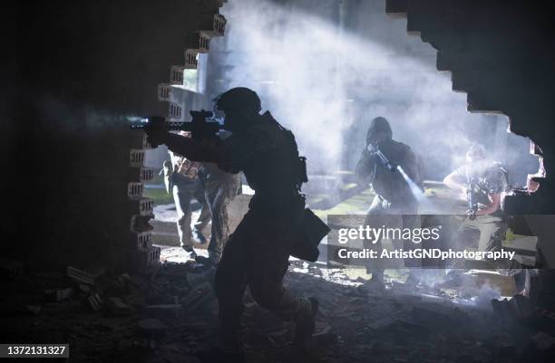 soldaten auf einer mission. - terrorbekämpfung stock-fotos und bilder