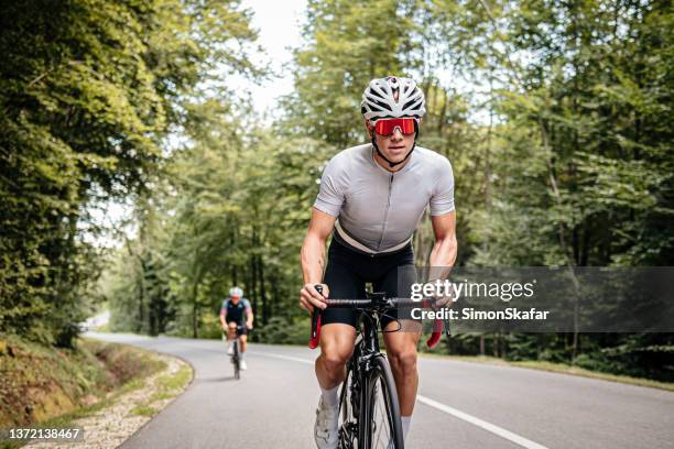 radprofis treten gegeneinander an - nur junge männer stock-fotos und bilder