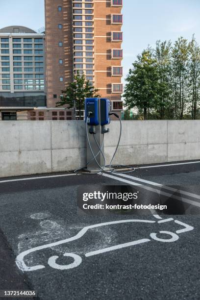 ev charging station in frankfurt am main - ausrüstung und geräte 個照片及圖片檔