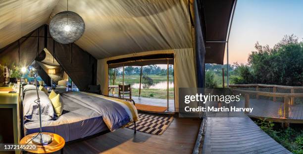 luxury tent in the gomoti plains tented camp overlooking the river, botswana - campingplatz stock-fotos und bilder