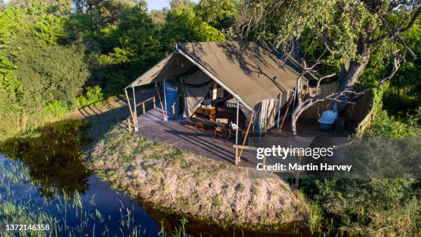 aerial view of a luxury tent in the gomoti plains tented camp, botswana - safari lodge stock-fotos und bilder