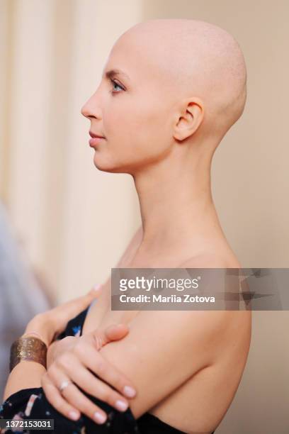 portrait in profile of a young girl suffering from cancer or baldness, close-up. victory over the disease cancer - female head no hair stock-fotos und bilder