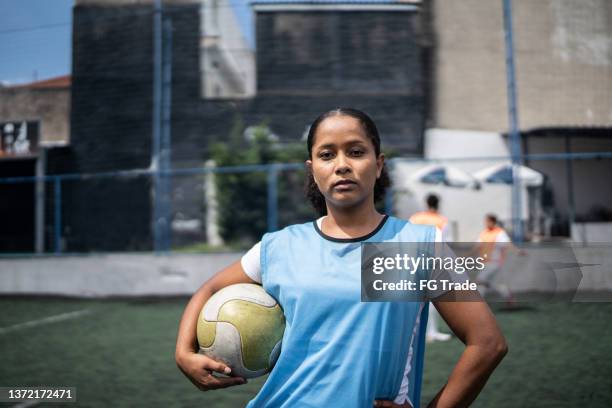 retrato de una joven jugadora de fútbol en una cancha deportiva - female exhibitionist fotografías e imágenes de stock