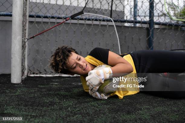 female goalkeeper training - luva de guarda redes imagens e fotografias de stock