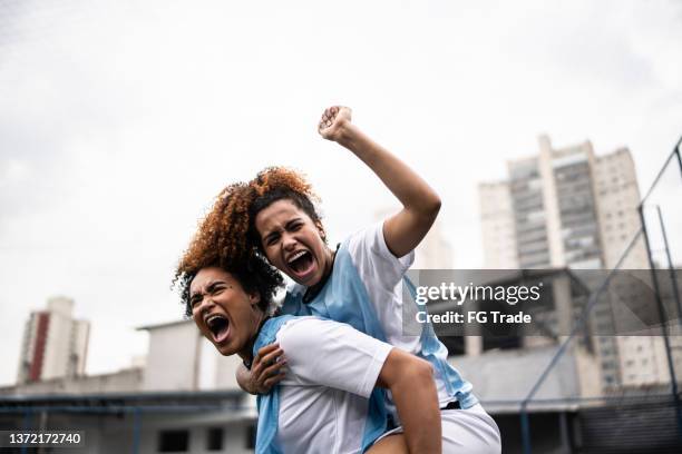 female soccer players celebrating a goal - offense sporting position stock pictures, royalty-free photos & images