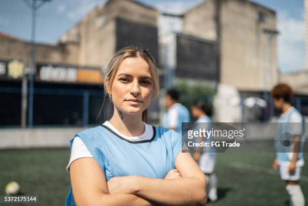 retrato de una joven jugadora de fútbol en una cancha deportiva - female exhibitionist fotografías e imágenes de stock