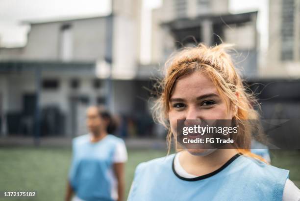 portrait d’une jeune joueuse de soccer sur un terrain de sport - chubby teenager photos et images de collection