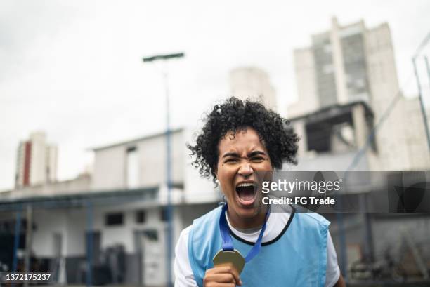 une joueuse de soccer célèbre sa médaille - médaillé photos et images de collection