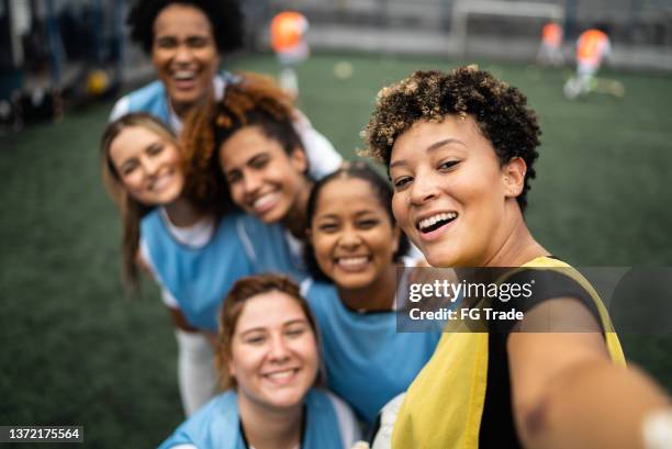 fußballerinnen filmen oder selfies machen - kameraperspektive - blick durch kameraobjektiv stock-fotos und bilder