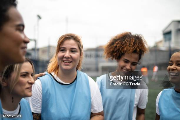 女子サッカー選手が話す - chubby teenager ストックフォトと画像