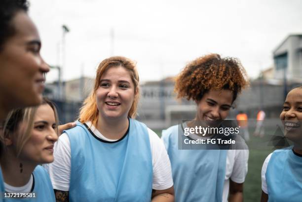 female soccer players talking - chubby teen 個照片及圖片檔