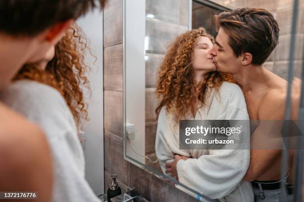 junges paar küsst sich im badezimmer - couple and kiss and bathroom stock-fotos und bilder