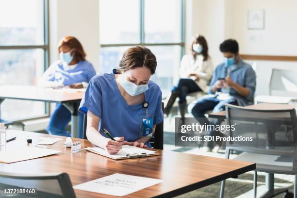 nurse makes documentation - serviços essenciais imagens e fotografias de stock