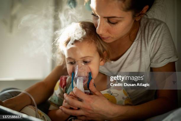 madre de niño cuidado de sick - nebulizador fotografías e imágenes de stock