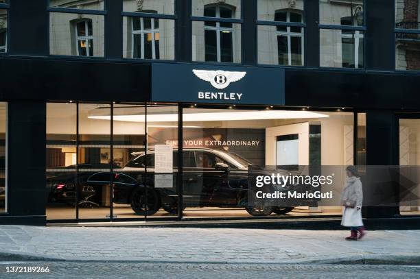 bentley store in paris - bentley stock-fotos und bilder