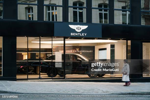 bentley store in paris - bentley stockfoto's en -beelden