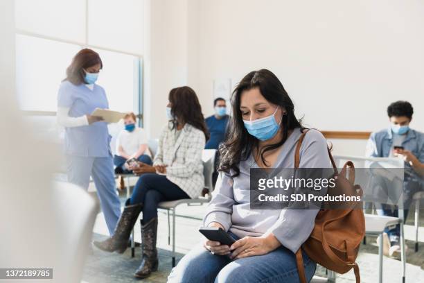 adult woman waits in the waiting room - hospital waiting room stockfoto's en -beelden