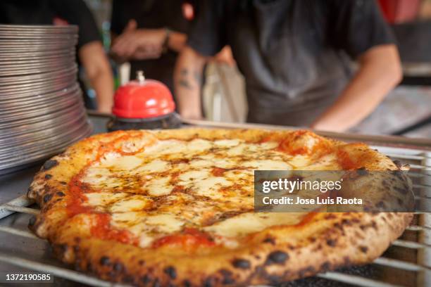 homemade margherita pizza. - pizzeria ストックフォトと画像