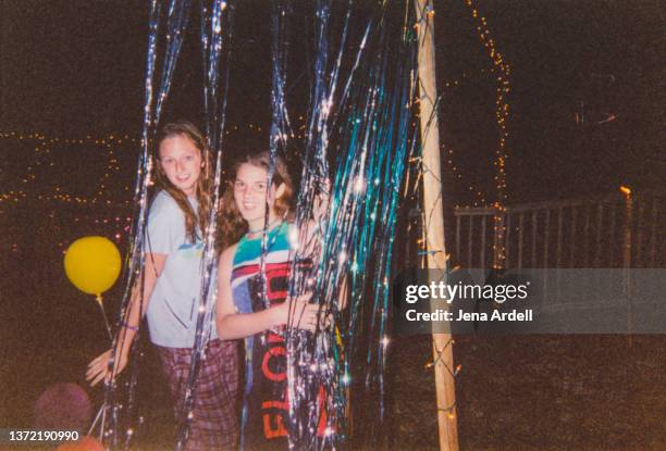 vintage friends birthday party family photo 1990s 2000s y2k - happy birthday vintage fotografías e imágenes de stock