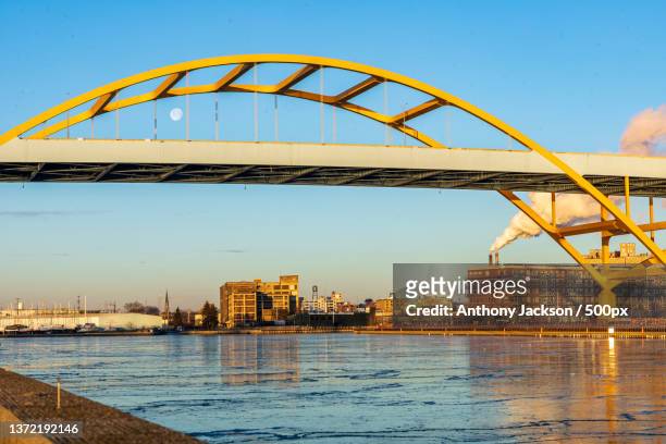 port of milwaukee,view of bridge over river against clear blue sky,milwaukee,wisconsin,united states,usa - milwaukee wisconsin foto e immagini stock