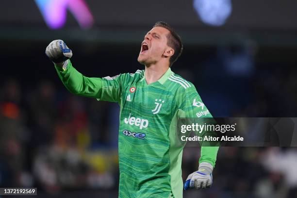 Wojciech Szczesny of Juventus celebrates his team's first goal during the UEFA Champions League Round Of Sixteen Leg One match between Villarreal CF...