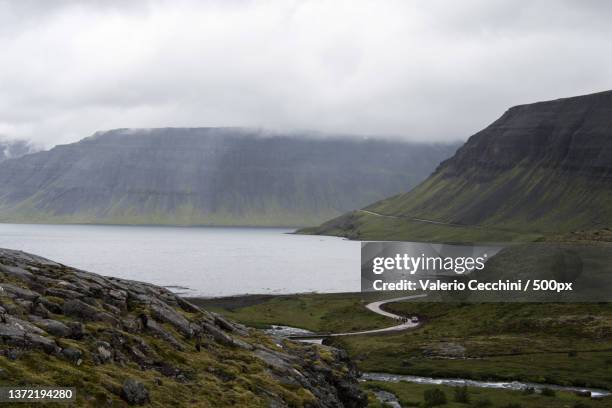 scenic view of lake and mountains against sky - islanda fotografías e imágenes de stock