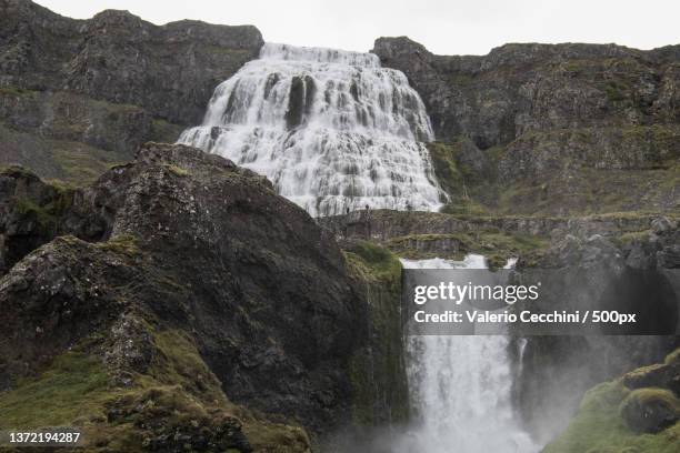 scenic view of waterfall - islanda fotografías e imágenes de stock