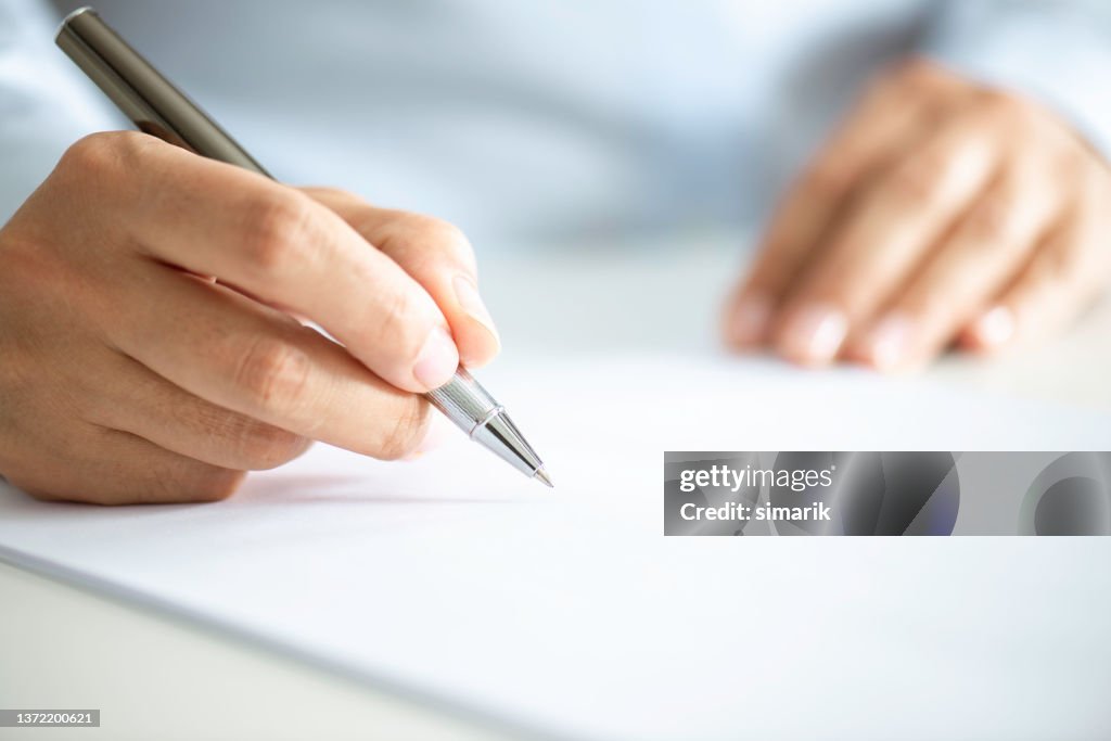 Geschäftsmann, die Unterzeichnung Vertrag Papier