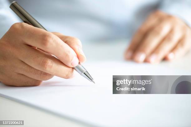 businessman signing contract paper - transfer of licence agreement stockfoto's en -beelden