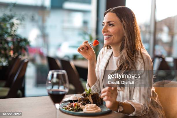 レストランで昼食を食べる幸せな若い女性。 - ビジネス　食事 ストックフォトと画像