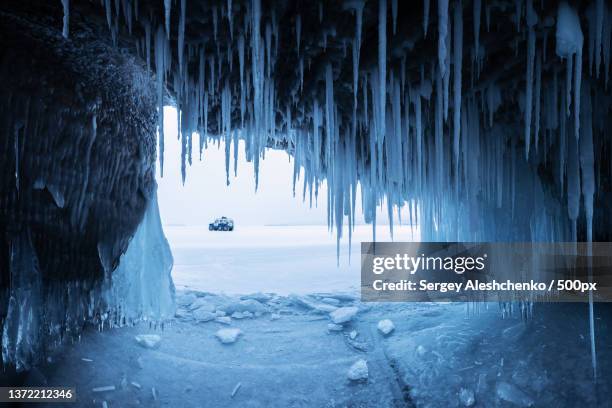 ice needles,scenic view of frozen cave - icicle 個照片及圖片檔