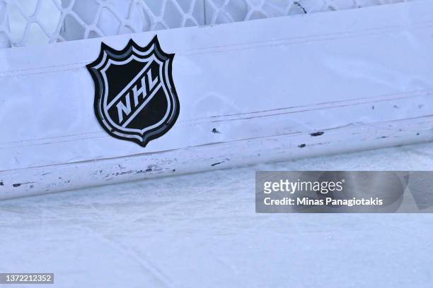 https://media.gettyimages.com/id/1372212352/de/foto/montreal-qc-the-nhl-crest-is-seen-behind-a-net-during-the-second-intermission-between-the.jpg?s=612x612&w=gi&k=20&c=YVlQDhs3QQThywvIt-nZwq2t_RBmY1lcKCo_Ibsrolk=