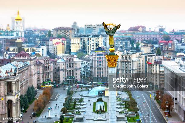 ukraine, kyiv (kiev), maidan nezalezhnosti, independence square - andrei shevchenko of dynamo kiev stockfoto's en -beelden