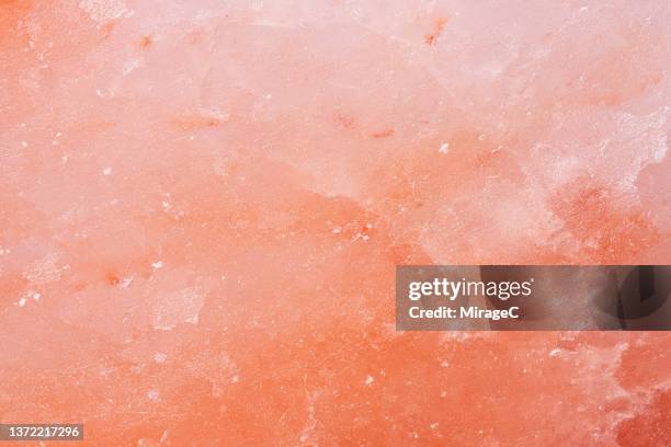 himalayan pink salt surface full frame texture - sale rosa foto e immagini stock