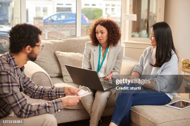 besuch eines finanzberaters - kundenwerber stock-fotos und bilder