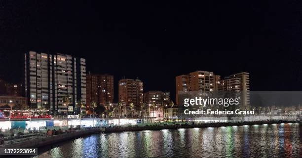 malaga promenade at night (seen from paseo del muelle uno) - muelle comercial photos et images de collection