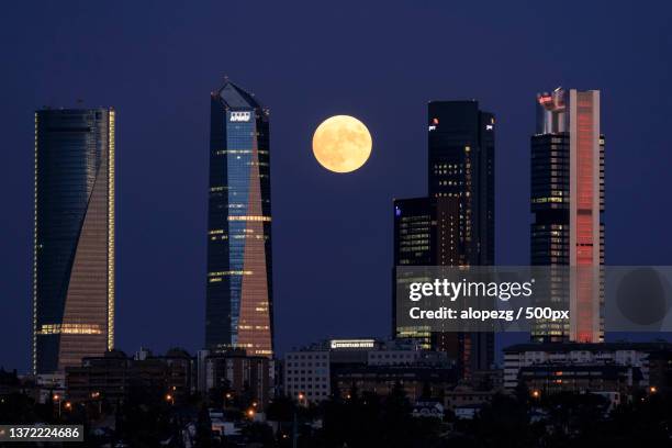 ascending between the towers,full moon over chicago skyline,calle celeorama gomez,madrid,spain - calle urbana stock-fotos und bilder