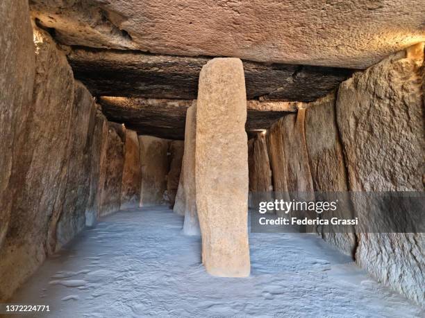 dolmen de menga, antequera, spain - província de huelva imagens e fotografias de stock