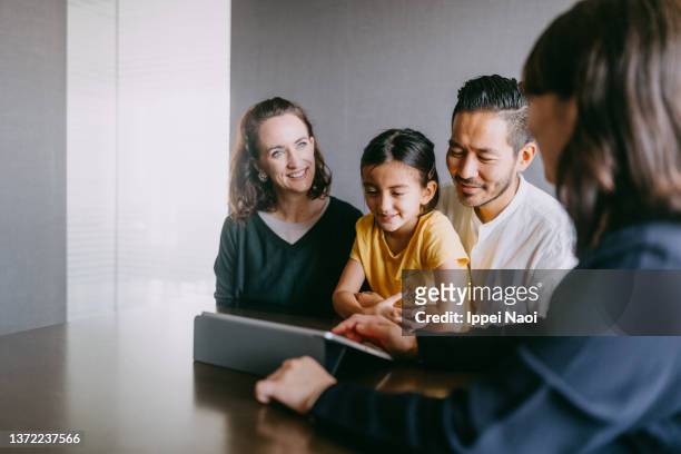 family consulting with real estate agent - versicherungsvertreter stock-fotos und bilder