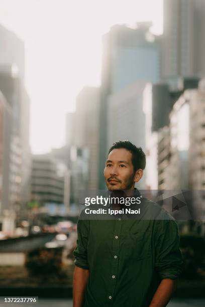 portrait of japanese man in city, chuo-ku, tokyo - chuo ward tokyo stockfoto's en -beelden