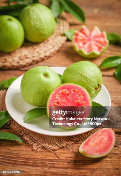 there are guava on the plate - guayaba fotografías e imágenes de stock