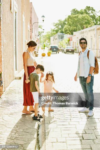 wide shot of family exploring town while on vacation - center street elementary - fotografias e filmes do acervo
