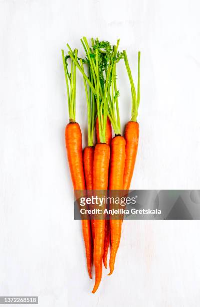 fresh carrots - carotte fond blanc photos et images de collection
